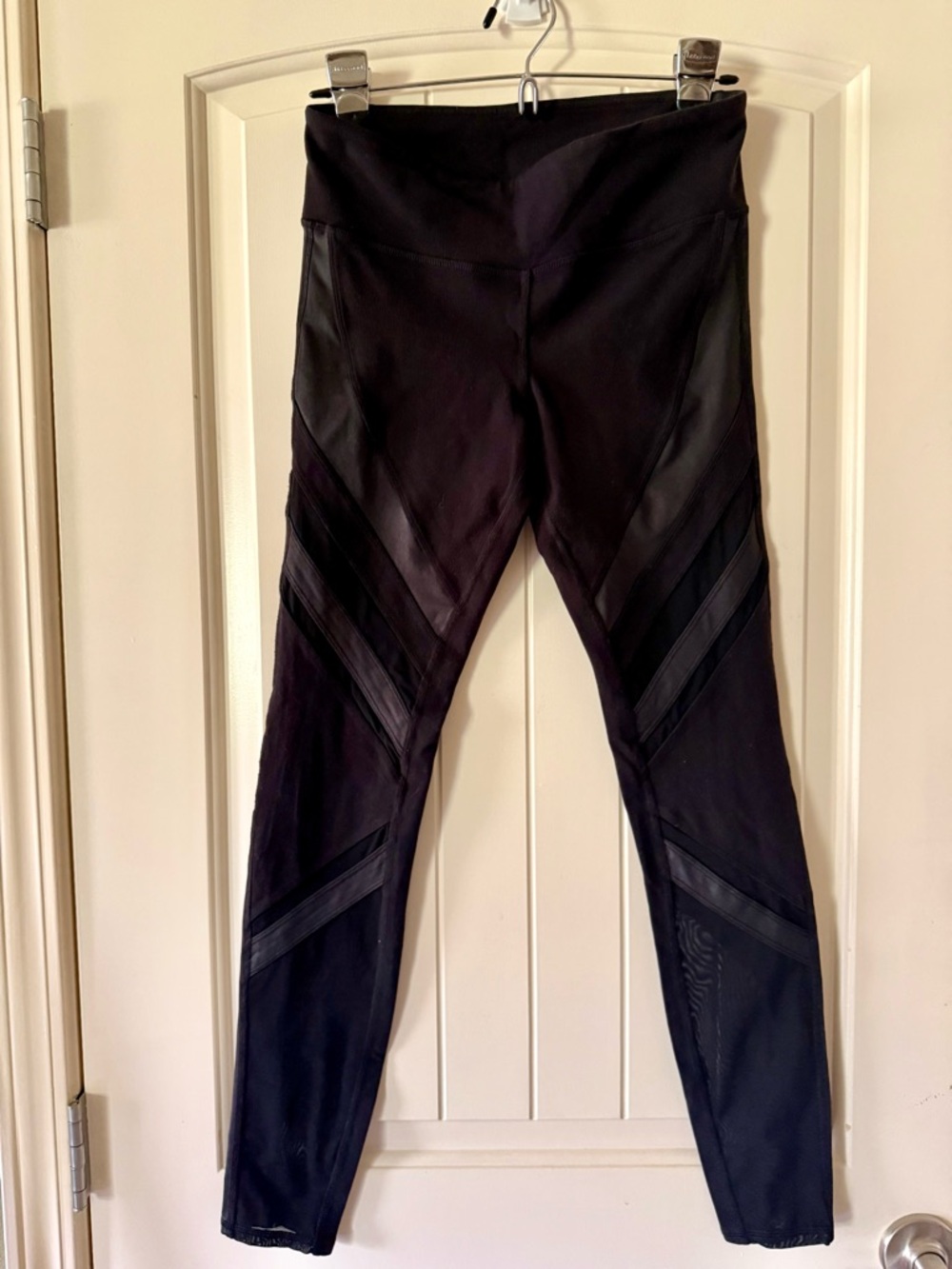 ALO Black Athletic leggings with beautiful detailing - Picture 2 of 9